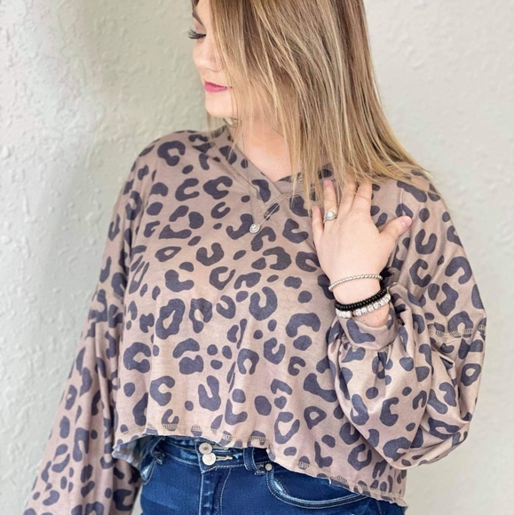 NWT Taupe Leopard Vneck Oversized Cropped Top - Picture 5 of 7